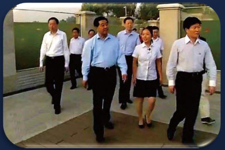 	2012年9月时任中央政治局常委、全国政协主席贾庆林参观徐州云龙湖珠山工程。
